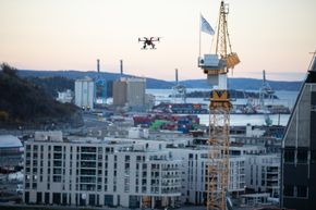 TRANSPORT PÅ VEI: Dronen hadde med seg en liten minnepinne på vei til Fornebu. <i>Foto:  UAS Norway</i>