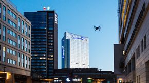 TRANGT: Det var krevende forhold da dronen tok av mellom høyhusene i Oslo. <i>Foto:  UAS Norway</i>
