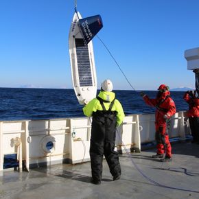Sailbuoy sjøsettes fra et skip i forbindelse med testingen av farkosten. <i>Foto:  Offshore Sensing</i>