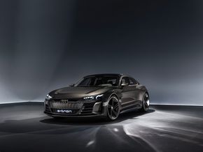 Audi kommer med en av de dyre nye elbilene i 2021. Ferdig konfigurert vil de fleste trolig betale over en million for E-Tron GT.  <i>Illustrasjon:  AUDI AG</i>