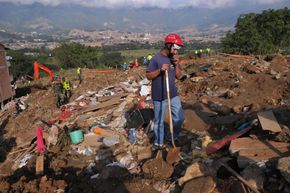 Medellín har vært utsatt for dødelige skred en rekke ganger de siste årene. Bildet viser redningsarbeidet etter et skred som tok livet av flere titalls mennesker i 2010. <i>Foto:  Luis Benavides, AP</i>