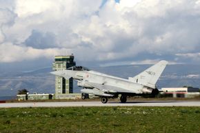 Italiensk Eurofighter Typhoon tar av fra Amendola. <i>Foto:   Aeronautica Militare</i>