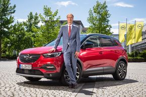 Opel-boss Michael Lohscheller med Grandland X, som kommer som ladehybrid. <i>Foto:  Opel</i>