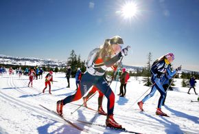 For å redusere miljøskadene og helsefaren for foreldre som smører ski, er det innført fluorforbud for skiløpere under 16 år. Bildet er fra Ungdomsbirken i 2016. <i>Foto:  Geir Olsen/Birken</i>