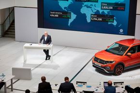 Volkswagen annonserer at de setter opp farten på elektrifiseringen under en pressekonferanse i Wolfsburg. <i>Foto:  Ricardo Wiesinger</i>