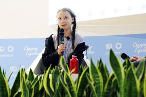 Den 15 år gamle svenske miljøaktivisten Greta Thunberg under COP24. Hun begynte med skolestreik utenfor Riksdagen i august. Nå streiker hun hver fredag og sier til The Guardian at hun vil fortsette til Sverige begynner å kutte karbonutslippene med 15 prosent i året. <i>Foto:  Klatka Grzegorz/ NTB scanpix</i>