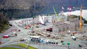Strømretteranlegget: Her bygges strømretteranlegget i Kvilldal ved Suldalsvatnet i Rogaland. Betongbygget til høyre skal gi beskyttelse for transformatorene. <i>Foto:  Statnett</i>