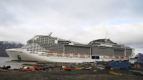MSC Meraviglia til havn i Longyearbyen denne sommeren. Skipet har en kapasitet på over 6000 mennesker. <i>Foto:  Tore Stensvold</i>