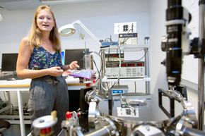 Marianne Etzelmüller Bathen undersøker nå hvordan det er mulig å utnytte materialdefekter på nanonivå til å lage kvantebits. <i>Foto:  Yngve Vogt</i>