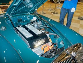 Det var flere ombygde biler på messen. Her en MG fra 1950-tallet. Det engelske selskapet kaller seg RetroEV og tilbyr også Triumph og Rolls Royce. Bilene er ikke kopier, men ekte veteraner som så blir bygget om. <i>Foto:  Joachim Seehusen</i>