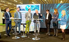 I paneldebatten på eCarExpo fikk Ståle Frydenlund fra Elbilforeningen (i midten med mikrofon) mye oppmerksomhet for sine råd til svenske myndigheter om å gjøre incitamentene lette å se, og enkle å bruke. <i>Foto:  Joachim Seehusen</i>