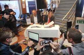 Her signerer (f.v.) styreleder i Norled Ingvald Løyning og vegdirektør erje Moe Gustavsen kontrakten om utviklingen av verdens første hydrogenelektriske ferge. <i>Foto:  Arne Fenstad</i>