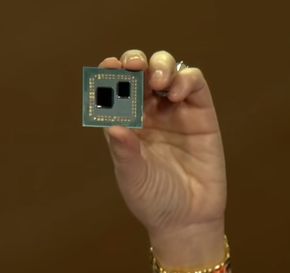 AMD-sjef Lisa Su viste fram en tidlig utgave av selskapets tredje generasjons Ryzen-prosessorer under CES 2019. Den lille brikken i prosessoren inneholder blant annet prosessorkjernene, mens den størst brikken inneholder I/O-systemene som forbinder kjernene med resten av pc-en. <i>Foto:  AMD</i>