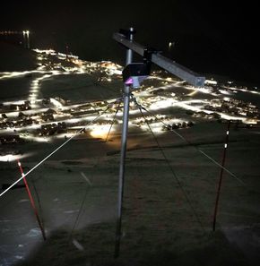 Dette er den nye snømåleren som er på plass over Longyearbyen. <i>Foto:  Sara Mollie, UNIS</i>