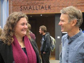 Masterstudent Hanne Rygge i samtale med veileder og professor Audun Jøsang på Institutt for informatikk. Trusselpoker er sentral i Rygges masteroppgave. <i>Foto:  Gunhild M. Haugnes/UiO</i>