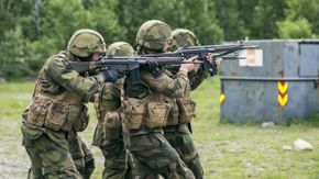 Soldater fra HV-01 under lagførerkurs på Rygge i juni 2017, bevæpnet med AG3. <i>Foto:  Hans Kristian Bergan / Forsvaret</i>