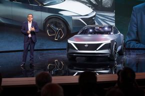 Denis Le Vot, senior vice president i Nissan North America viser frem IMs-konseptet på bilmessen i Detroit. <i>Foto:  Nissan</i>