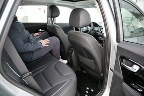 Sammenlignet med Nissan Leaf, har Kia e-Niro 63 mm bedre benplass og 67 mm bedre skulderplass i baksetet. <i>Foto:  Per Erlien Dalløkken</i>