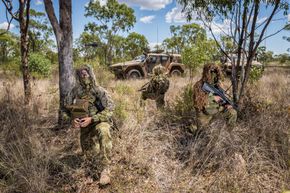 Australske soldater med Black Hornet på en øvelse på Townsville Field Training Area i North Queensland i 2018. <i>Foto:  CPL Nunu Campos</i>