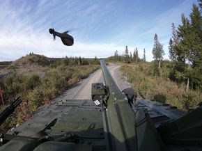 Black Hornet skal brukes som sensor blant annet på norske stormpanservogner i nær framtid. <i>Foto:  FLIR UAS</i>