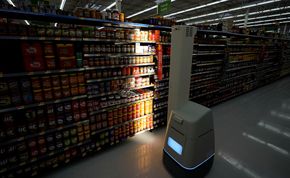 En robot skanner hyllene i en Walmart-butikk i Houston for å telle varebeholdningen. Stadig flere arbeidsplasser erstattes av roboter. <i>Foto:  David J. Phillip / AP / NTB scanpix</i>