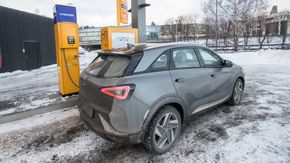 Hyundai Nexo ved fyllestasjon på Kjørbo. <i>Foto:  Marius Valle</i>
