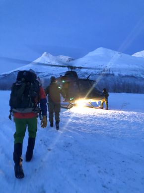 Rasfaren i Tamokdalen gjorde letearbeidet vanskelig og farlig. Alt mannskap ble fraktet inn og ut med helikopter. <i>Foto:  Snowvision</i>