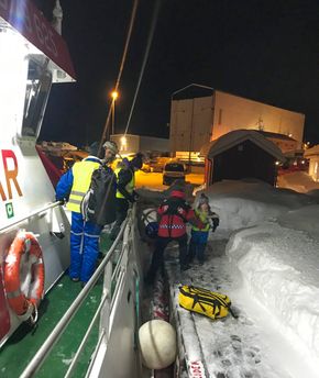 Redningsmannskaper under evakuering under snøkaoset i Lofoten. På et døgn var snømengden da økt med 65 centimeter til totalt 130 centimeter <i>Foto:  Redningsskøyta Det Norske Veritas</i>