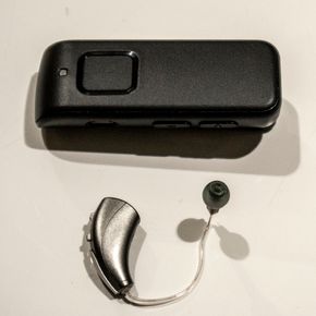 Mellomstasjon: Mens iOS er klar for å snakke direkte med høreapparater må Android gå via en mellomstasjon i form av en liten lommeruter. <i>Foto:  Odd R. Valmot</i>