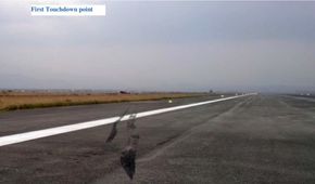 Flyet ble satt ned 1.700 meter nedenfor rullebaneterskelen, til venstre for senterlinja, og endte opp 442 meter sørøst for rullebanen. <i>Foto:  Den nepalske havarikommisjonen</i>