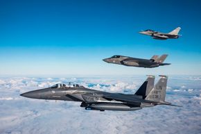 Samtrening like før jul mellom britiske Royal Air Force (RAF), amerikanske US Air Force og franske Armee de l'air, med henhodsvis F-35B (i midten), F-15E (nederst) og Rafale. <i>Foto:  SAC Will Drummee RAF</i>