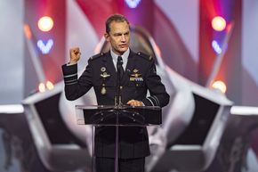 Generalløytnant Dennis Luyt, sjef for det nederlandske luftforsvaret, på seremonien onsdag. – Vårt mål er å være blant verdens beste flyvåpen. F-35-plattformen vil bidra til dette, sa han. <i>Foto:  Lockheed Martin</i>