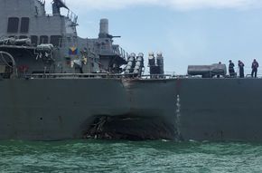 USS John S. McCain etter kollisjonen. <i>Bilde:  REUTERS/Ahmad Masood</i>