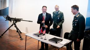 Direktør Curtis Debord i U.S. Ordnance (f.v), Eirik Horst og Morten Eggen i Forsvarsmateriell på M2A2N-signeringen. <i>Foto:  Eirik Helland Urke</i>