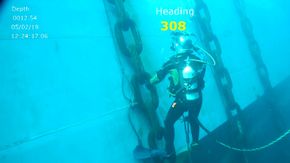 NTNU-Professor Jørgen Amdahl er ikke sikker på at skroget vil tåle belastningene ved hevingen av fregatten med åtte kjettinger uten å ta ytterligere skade. <i>Foto:  IMC Diving</i>