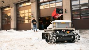 Denne roboten får plass bak i brannbilen, og kan gå nærmere farlige områder med slukkingsutstyr. <i>Foto:  Eirik Helland Urke</i>