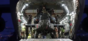 Britisk Apache-helikopter ankommer Bardufoss i et C-17 Globemaster III transportfly. <i>Foto: Den britiske hæren</i>