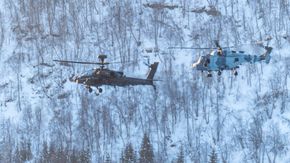 Apache AH1 og AW159 Wildcat i Troms. <i>Foto:  Cpl Jamie Hart</i>