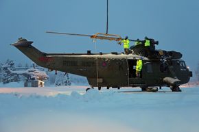 På igjen med rotorbladene når Sea Kingen har fått sin plass på Bardufoss ved siden av Kystvaktens gamle Lynx. <i>Foto:  POPhot Des Wade</i>