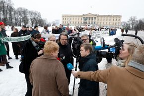 Venstre-leder og kulturminister Trine Skei Grande ble utenfor Slottet fredag møtt av aksjonister som protesterte mot regjeringens plan for gruvedrift i Kvalsund i Finnmark. <i>Foto:  Gorm Kallestad/NTB Scanpix</i>
