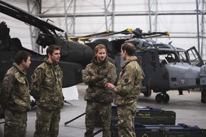 Prins Harry besøkte Bardufoss flystasjon og det britiske helikopterdetasjementet Clockwork, her med en Apache og en Wildcat i bakgrunnen. <i>Foto:  Marius Brustad / Forsvaret</i>