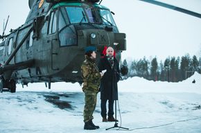 Storbritannias ambassadør Richard Wood overrakte en Sea King som gave til Norge, representert ved Luftforsvarets sjef, generalmajor Tonje Skinnarland. <i>Foto:  Marius Brustad / Luftforsvaret</i>