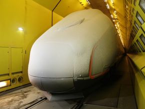 Nedsnødd tog etter at snøkanonene i klimatunnelen er slått av. <i>Foto:  Flytoget</i>
