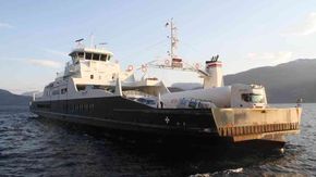 MF Årdal er 92 meter lang og har plass til 92 biler og 292 passasjerer. Multi Maritime har designet fergen, som nå blir elektrisk. <i>Foto:  Fjord1</i>