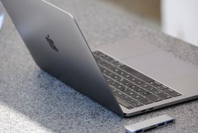 Apple hevder at Huawei har stjålet teknologi som gjorde det mulig å utstyre Macbook Pro med en vesentlig tynnere skjerm enn tidligere. Tilkoblingen som gjorde det mulig skal ha dukket opp i Matebook Pro–maskinen til kineserne høsten 2018. <i>Foto:  Pixabay</i>