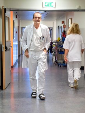 Spesialist og overlege John Willy Haukeland ved Ullevål sykehus sliter daglig med trege systemer og manglende digitalisering. <i>Foto:  Joachim Seehusen</i>