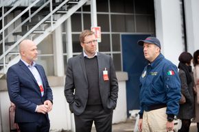 Seksjonssjef for Politiets helikoptertjeneste Freddy Rotseth (f.v), flygesjef Gunnar Arnekleiv og testpilot Piero Missarino i Leonardo Helicopters på fabrikken i Vergiate. <i>Foto:  Per Erlien Dalløkken</i>