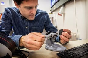 Petter Holmstrøm har evaluert to materialmodeller for glassfiber-forsterket plast. Etter nesten fire år med doktorgradsarbeid, mener han å ha levert en avhandling med en solid helhet. <i>Foto:  Sølvi W. Normannsen, NTNU</i>