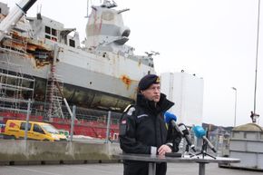 Sjef for Sjøforsvaret, kontreadmiral Nils Andreas Stensønes forteller om videre arbeid på «Helge Ingstad» mandag 4. mars. <i>Foto:  Adrian Broch Jensen</i>