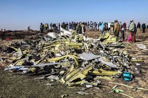 Vrakrester fra ulykkesflyet er samlet sammen i nærheten av havaristedet cirka 60 kilometer sørøst for den etiopiske hovedstaden. <i>Foto:  MICHAEL TEWELDE</i>
